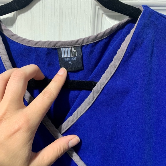 Unisex scrub top - Picture 2 of 3